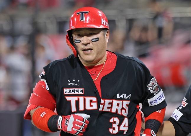 더그아웃으로 들어오고 있는 최형우. /사진=KIA 타이거즈