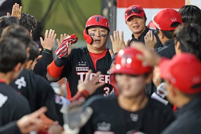 더그아웃에 복귀하며 하이파이브를 하고 있는 최형우(가운데). /사진=KIA 타이거즈