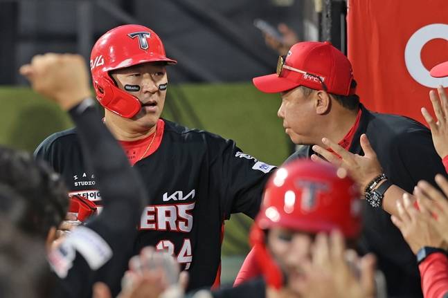 하이파이브를 하고 있는 최형우(왼쪽)과 이범호 감독. /사진=KIA 타이거즈