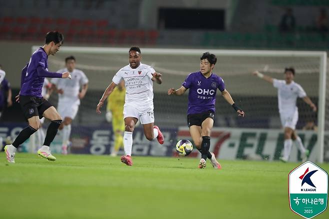 23일 안양종합운동장에서 열린 하나은행 K리그1 2025 15라운드에서 치열한 볼 경합을 하고 있는 포항 스틸러스 주닝요와 FC안양 채현우. /사진=한국프로축구연맹 제공