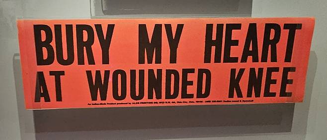 1973년 운디드니 점거투쟁에서 원주민들이 사용한 구호가 워싱턴 인디언 박물관에 전시돼 있다. 손호철 제공