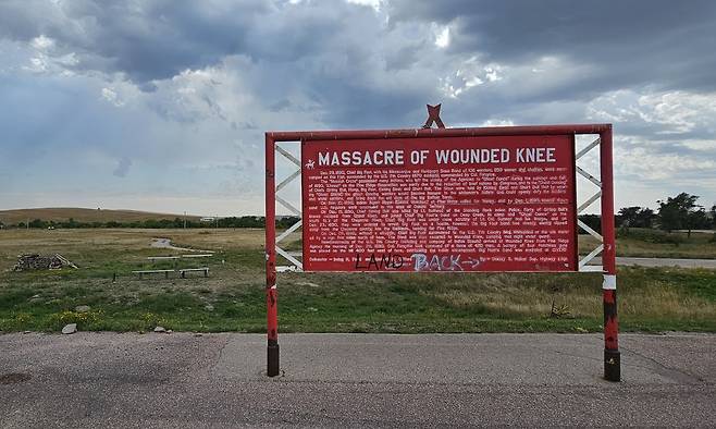 원주민 학살 현장에 설치돼 있는 초라한 안내판 / 손호철 제공