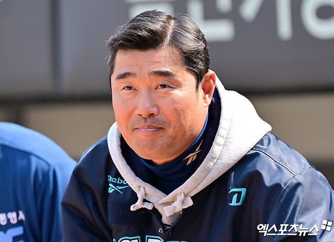 23일 오후 광주기아챔피언스필드에서 열린 '2025 신한 SOL Bank KBO리그' NC 다이노스와 KIA 타이거즈의 경기, NC 이호준 감독이 KIA 더그아웃을 향해 인사를 하고 있다. 엑스포츠뉴스 DB