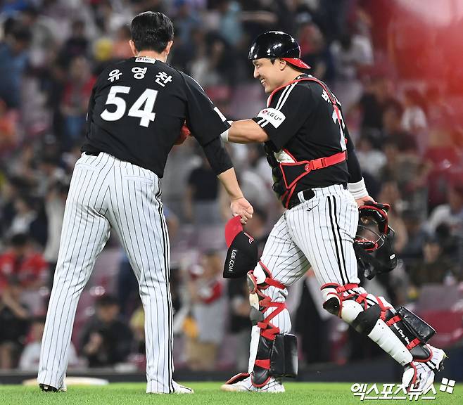 LG 투수 유영찬(왼쪽)은 22일 이천챔피언스파크에서 열린 '2025 메디힐 KBO 퓨처스리그' NC전에서 구원 등판했다. 1이닝 무실점, 최고 구속 시속 148km까지 던지며 눈길을 끌었다. 엑스포츠뉴스 DB