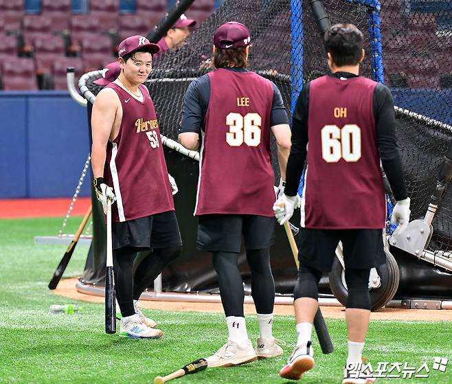 왼쪽에 위치한 키움 히어로즈 최주환이 23일 고척 KT 위즈전을 앞두고 훈련에 임하고 있다. 엑스포츠뉴스 고척, 김한준 기자