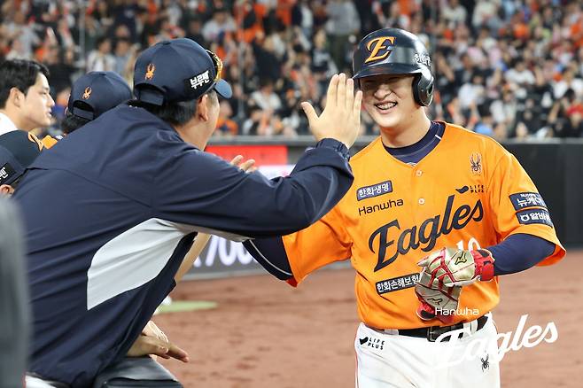 23일 대전 한화생명 볼파크에서 열린 2025 신한 SOL Bank KBO리그 롯데 자이언츠와 한화 이글스의 경기, 한화가 4-2 승리를 거두고 2위로 복귀했다. 한화 이진영이 득점 후 하이파이브를 하고 있다. 한화 이글스