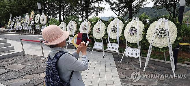 노무현 전 대통령 16주기 추도식 (김해=연합뉴스) 김동민 기자 = 노무현 전 대통령 16주기 추도식이 열리는 23일 경남 김해시 진영읍 봉하마을 노 전 대통령 묘역 주변에 이주호 대통령 권한대행 부총리 겸 교육부 장관, 우원식 국회의장, 국무위원 등이 보낸 조화가 놓여 있다. 2025.5.23 image@yna.co.kr