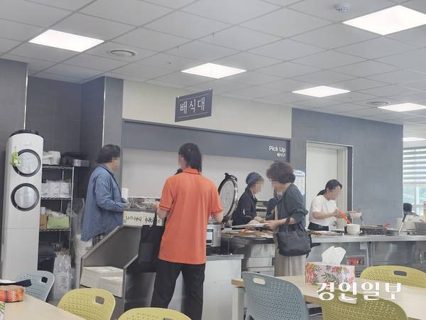 의정부지방법원 남양주지원 구내식당을 찾은 일반인들. 2025.5.21 남양주/이종우기자 ljw@kyeongin.com