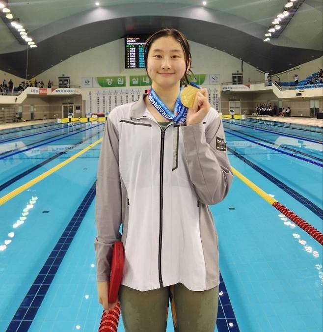 24일 경남 창원수영장에서 열린 제54회 전국소년체육대회 수영 여자 15세 이하부 배영 50m서 한국타이기록을 수립한 김승원(용인 구성중)이 시상식후 기념촬영을 하고 있다. 사진=경기도수영연맹
