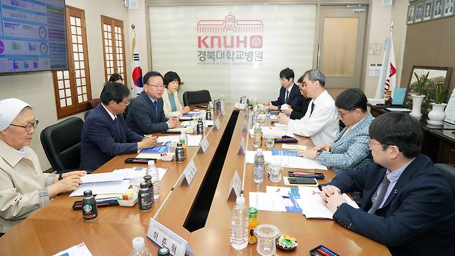 민주당 김부겸 중앙당 총괄선대위원장이 23일 대구 중구 경북대병원을 찾아 대구의사회 간담회를 열고 있다. /경북대병원 제공