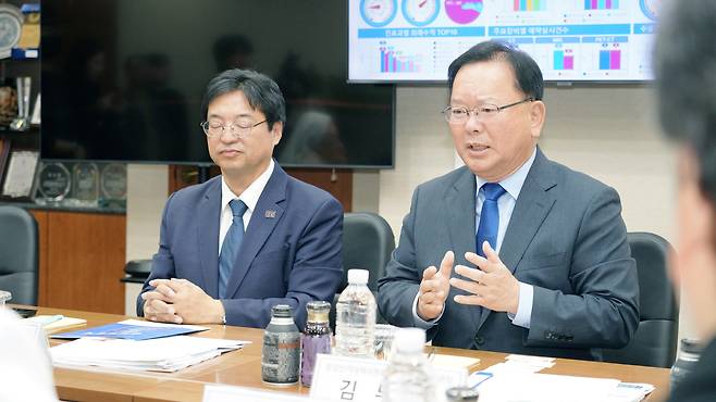 민주당 김부겸 중앙당 총괄선대위원장이 23일 대구 중구 경북대병원을 찾아 대구의사회 간담회를 열고 있다. /경북대병원 제공