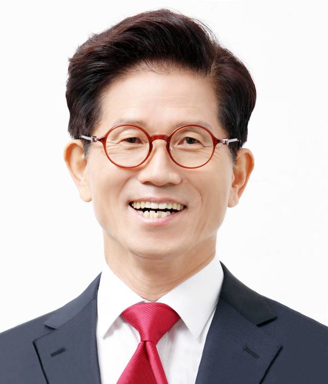 김문수 국민의힘 대선후보가 정치적 신뢰관계인 박근혜 전 대통령을 24일 오후 7시30분께 달성군 사저로 예방한다. 어떤 메세지가 나올지 기대를 모으고있다. 연합뉴스