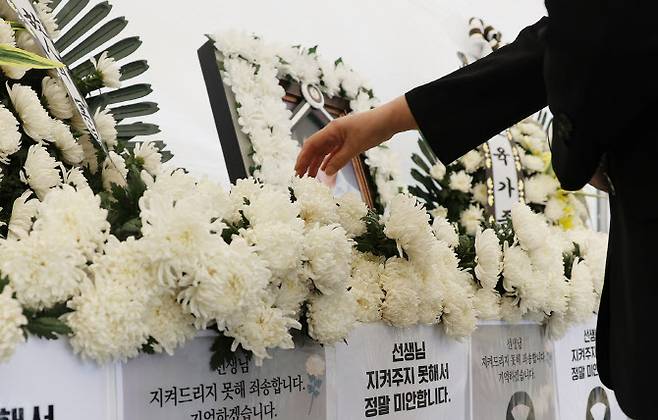 24일 제주도교육청에 마련된 분향소에서 학생 가족의 민원에 시달리다 숨진 제주 모 중학교 교사를 추모하는 사람들의 발길이 이어지고 있다 (사진=연합뉴스)