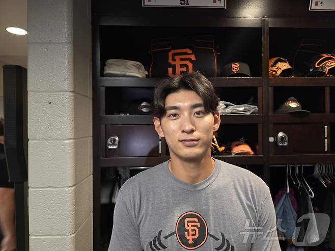 23일(현지시간) 미국 메이저리그 베이스볼(MLB) 샌프란시스코 자이언츠 중견수 이정후(26세) 선수가 워싱턴 내셔널스 원정팀 락커룸에서 한국 취재진과 인터뷰 후 사진 촬영을 하고 있다. 이정후 선수는 "지난 두 시즌은 부상으로 모두 소화하지 못했다"면서 "부상 없이 시즌을 마치는 것이 목표"라고 말했다. ⓒ News1 류정민 특파원