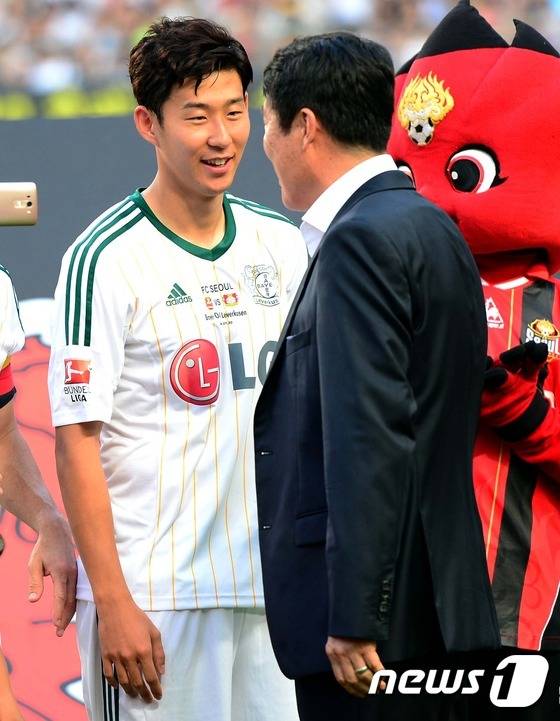 걸 그룹 '걸스데이' 멤버 민아와 열애를 인정한 손흥민이 30일 오후 마포구 상암동 서울월드컵경기장에서 열린 LG전자 초청 바이엘 04 레버쿠젠(이하 레버쿠젠) 한국투어 2014 FC 서울과의 경기에 선발로 그라운드에 나와 차범근 해설위원과 인사를 나누고 있다. 2014.7.30/뉴스1 ⓒ News1 박정호