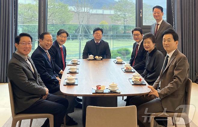 국민의힘 권영세 비상대책위원장, 권성동 원내대표, 김상훈 정책위의장 등 당 지도부가 3일 오후 대구 달성군 유가읍 박근혜 전 대통령 사저를 찾아 박 전 대통령을 예방하고 있다. (국민의힘 제공) 2025.3.3/뉴스1