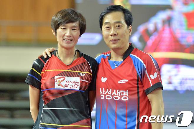 27일 대구실내체육관에서 열린 2017신한금융 한국탁구챔피언십 및 제71회 전국 남녀종합탁구선수권 대회 결승전에 앞서 특별 이벤트 경기를 마친 유남규 감독과 현장화 감독이 손을 잡은 채 탁구 라켓을 들어보이고 있다. 유 감독과 현 감독의 경기는 1대1로 무승부를 기록했다.2017.12.27/뉴스1 ⓒ News1 최창호 기자