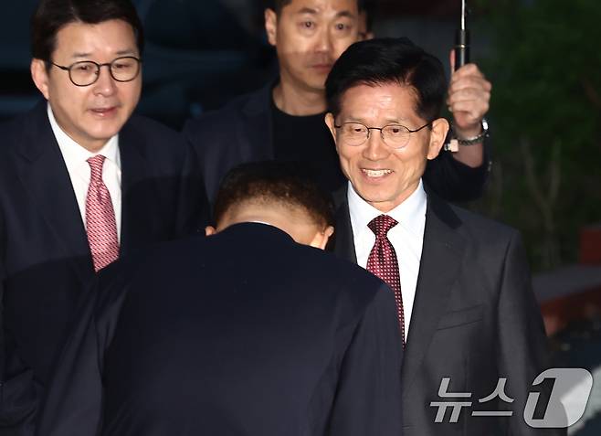 김문수 국민의힘 대통령 후보가 24일 박근혜 전 대통령을 예방하기 위해 대구 달성군 사저에 도착, 관계자들과 인사하고 있다. 2025.5.24/뉴스1 ⓒ News1 김민지 기자