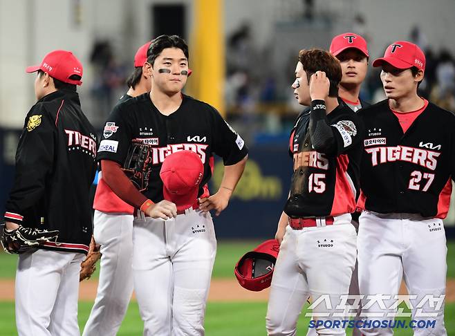 23일 대구 삼성라이온즈파크에서 열린 KBO리그 삼성과 KIA의 경기. KIA가 삼성에 승리했다. 경기 종료 후 승리의 기쁨을 나누고 있는 KIA 선수들. 대구=송정헌 기자songs@sportschosun.com/2025.05.23/
