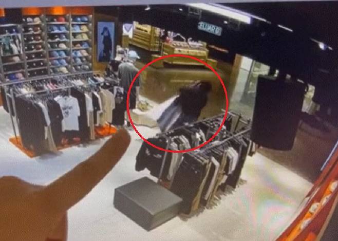 말레이시아의 의류 매장에서 등신대를 훔쳐가는 범인의 모습. /온라인커뮤니티
