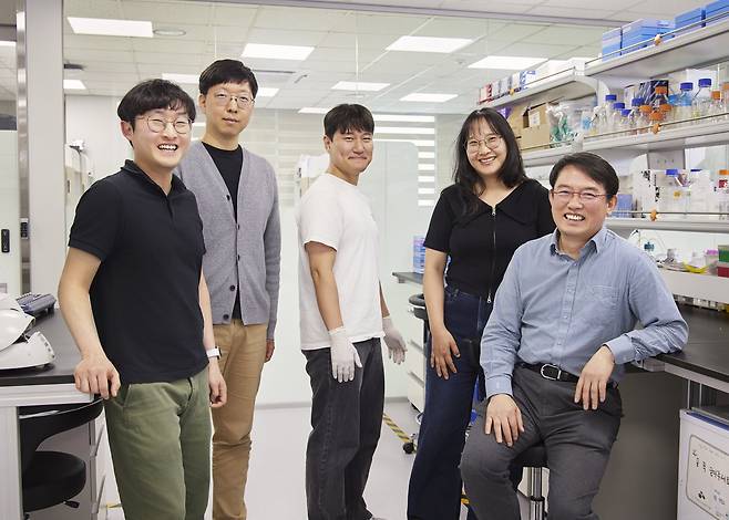 송민호(오른쪽) KAIST 의과학대학원 교수와 연구실 학생들./KAIST