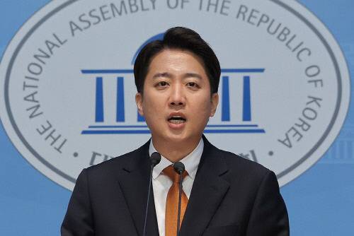 개혁신당 이준석 대선 후보가 22일 서울 여의도 국회 소통관에서 국민의힘 김문수 대선 후보와의 단일화 요구에 대한 입장 발표 기자회견을 하고 있다.연합뉴스