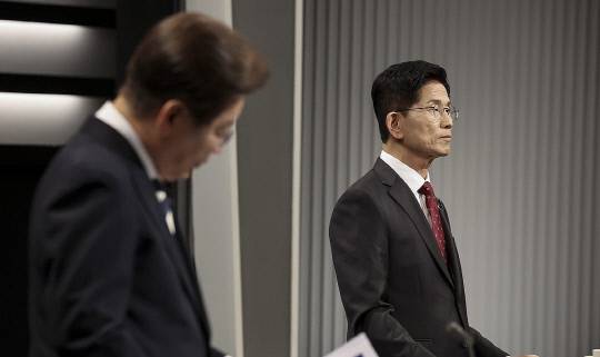 이재명 더불어민주당 대선 후보, 김문수 국민의힘 대선후보(왼쪽부터)가 지난 23일 서울 여의도 KBS 스튜디오에서 열린 제21대 대선 2차 후보자 토론회를 준비하고 있다. 연합뉴스