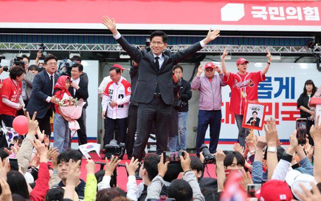 김문수 국민의힘 대선 후보가 24일 경북 구미시 박정희 전 대통령 생가 인근에서 집중유세를 하고 있다. 뉴스1