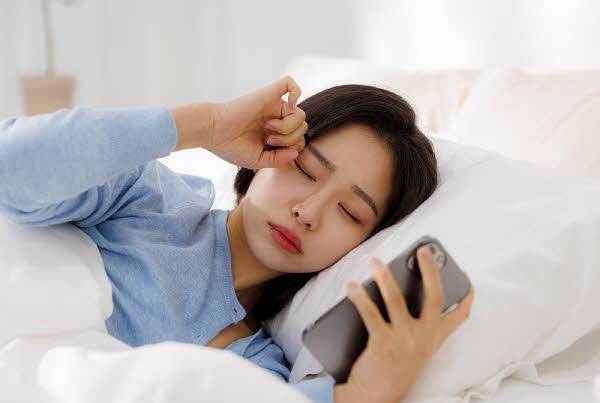 이른 기상이나 평소와 다른 수면 패턴 변화가 반복된다면 호르몬 이상에 따른 갑상선 기능 항진증을 의심해볼 필요가 있다./사진=클립아트코리아