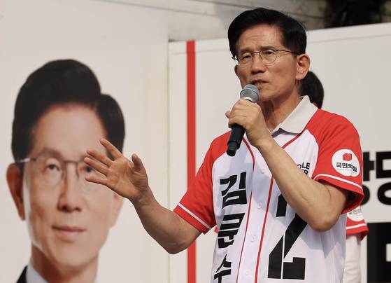 김문수 국민의힘 대선 후보가 21일 오후 경기도 파주시 야당동 새암공원에서 열린 ‘더 편하게 더 든든하게’ 유세에서 지지를 호소하고 있다. 임현동 기자