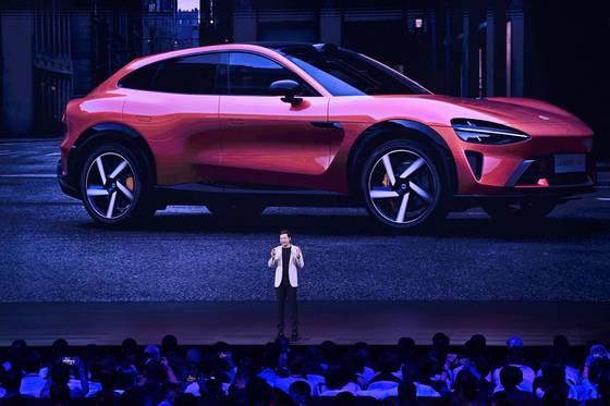 레이쥔 샤오미 최고경영자가 22일 베이징에서 신차 YU7를 공개하고 있다. 연합뉴스