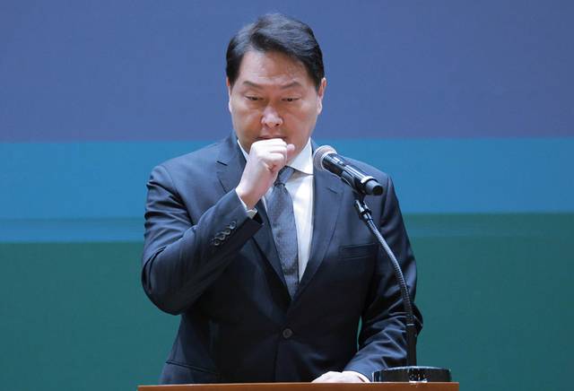 ▲ 최태원 SK그룹 회장이 지난 7일 서울 중구 SKT타워에서 열린 유심 정보 유출 관련 일일 브리핑에 참석, SK텔레콤에서 일어난 해킹 피해에 대해 사과하고 있다.연합뉴스