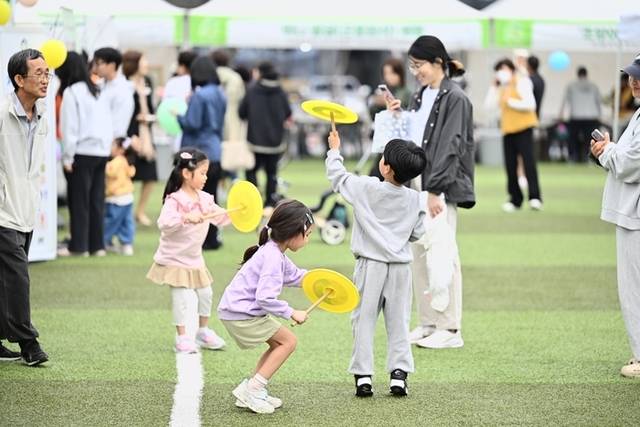 ▲ 2025 설악무산문화축전 행사장인 속초 엑스포 잔디광장에 많은 방문객들이 몰려 체험행사를 하고 있다.