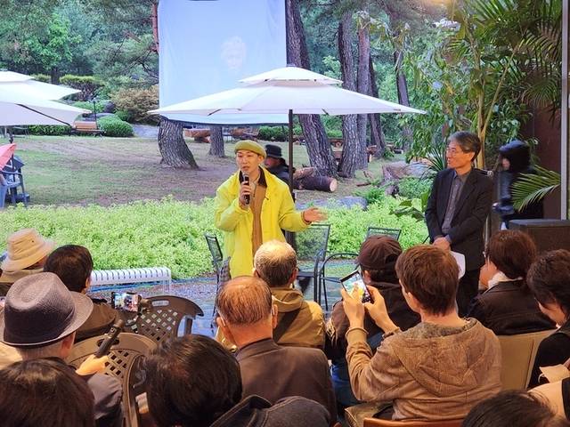 ▲ 24일 어흘리 246 정원아버지에서 열린 박정자 배우의 가상 장례식 겸 전야제에서 조문객으로 참석한 뮤지컬 배우 김호영이 과거 추억을 이야기 하고 있다. 이연제