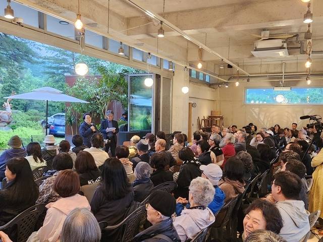 ▲ 24일 어흘리 246 정원아버지에서 열린 박정자 배우의 가상 장례식 겸 전야제에서 조문객으로 참석한 배우 양희경이 과거 일화를 이야기 하고 있다. 이연제