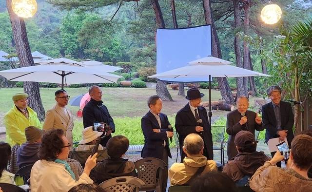 ▲ 24일 어흘리 246 정원아버지에서 열린 박정자 배우의 가상 장례식 겸 전야제에서 조문객으로 참석한 김동호 전 부산국제영화제 위원장이 박 배우와의 인연담을 이야기하고 있다. 이연제