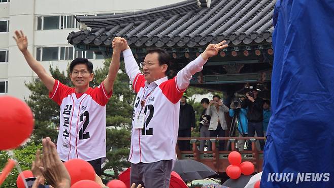 김문수 국민의힘 대선 후보가 24일 김형동 의원의 손을 잡고, 경북 안동 웅부공원에서 함께 만세를 하고 있다. 임현범 기자