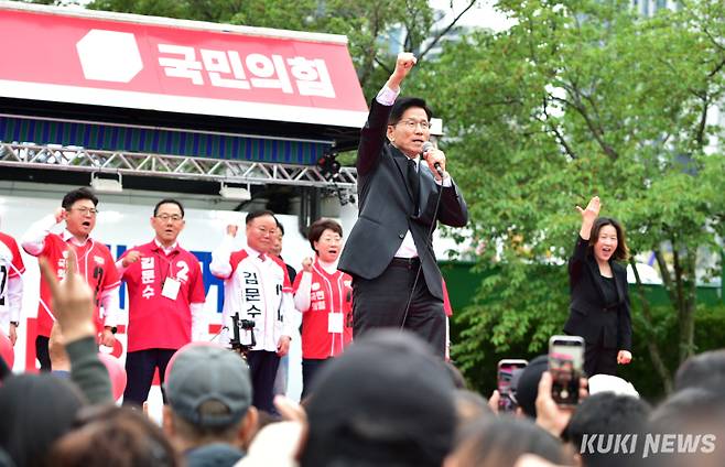 국민의힘 김문수 대선 후보가 24일 경북 구미 박정희 대통령 생가를 방문한 뒤 인근 유세 현장에서 시민들에게 지지를 호소하고 있다. 최태욱 기자