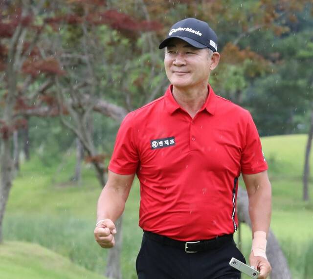 골프를 통해 끝없는 도전을 즐긴다는 정환 회장이 버디 퍼트를 성공시킨 뒤 오른손 주먹을 불끈 쥔 채 강한 자신감을 내보이고 있다. KGA 제공