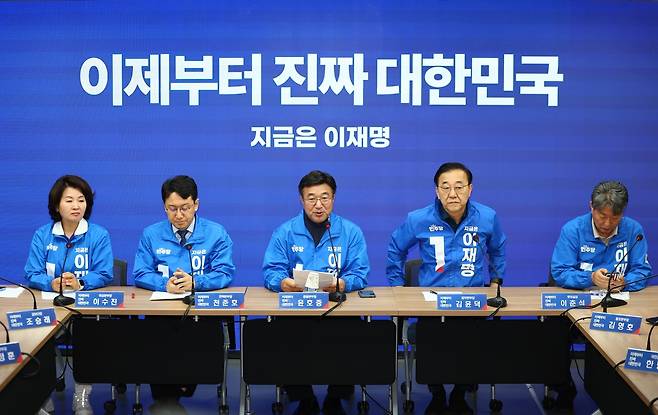 윤호중 더불어민주당 중앙선대위 총괄본부장이 22일 서울 여의도 당사에서 열린 제6차 총괄본부장단회의에서 발언하고 있다. 연합뉴스