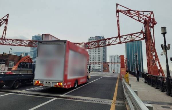 지난 15일 부산 영도대교로 들어서던 선거유세 차량이 다리 상부에 설치된 4.5m짜리 높이 제한 시설물을 들이받는 사고가 발생한 모습. 연합뉴스 제공