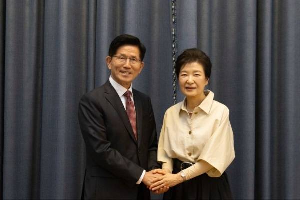 김문수 국민의힘 대선 후보와 박근혜 전 대통령. 국민의힘 제공