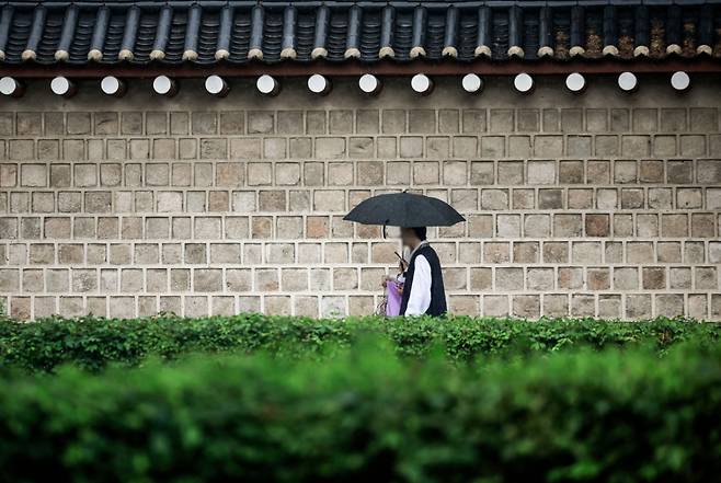 24일은 전국이 대체로 흐리고 오후까지 대부분 지역에 비가 내리면서 때 이른 더위가 물러가겠다./사진=뉴시스