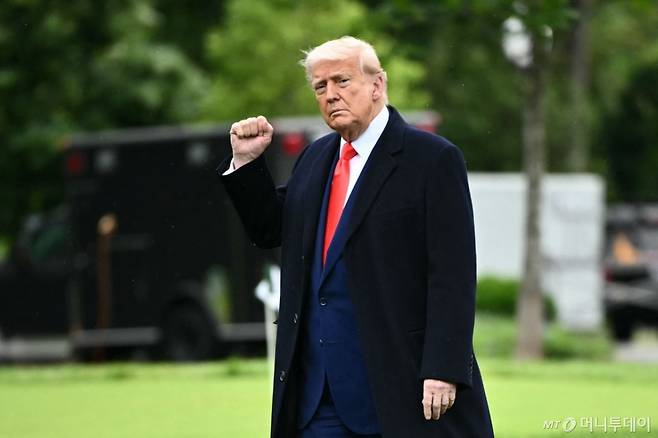 도널드 트럼프 미국 대통령이 22일(현지시간) 버지니아에서 열리는 만찬에 참석하기 위해 워싱턴 백악관서 전용 헬기를 타러 가고 있다. 2025.05.23 ⓒ AFP=뉴스1 Copyright (C) 뉴스1. All rights reserved. 무단 전재 및 재배포, AI학습 이용 금지.