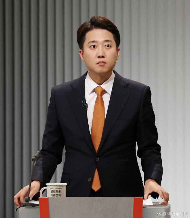 (서울=뉴스1) 국회사진기자단 = 이준석 개혁신당 대통령 후보가 23일 서울 영등포구 KBS본관 스튜디오에서 중앙선거방송토론위원회 주관 제21대 대통령선거 2차 후보자 토론회 준비를 하고 있다. 2025.5.23/뉴스1 Copyright (C) 뉴스1. All rights reserved. 무단 전재 및 재배포, AI학습 이용 금지. /사진=(서울=뉴스1) 국회사진기자단