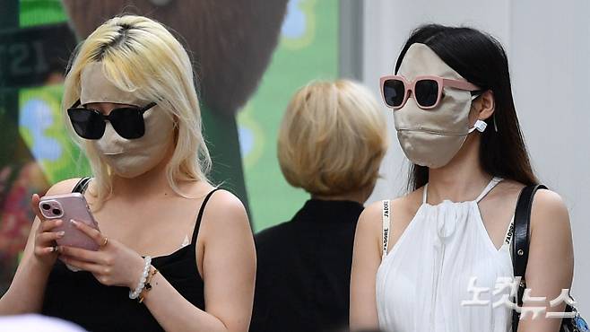 코로나19가 재유행하고 있는 가운데 20일 서울 중구 명동에서 마스크를 쓴 외국인과 시민들이 거리를 걷고 있다. 류영주 기자