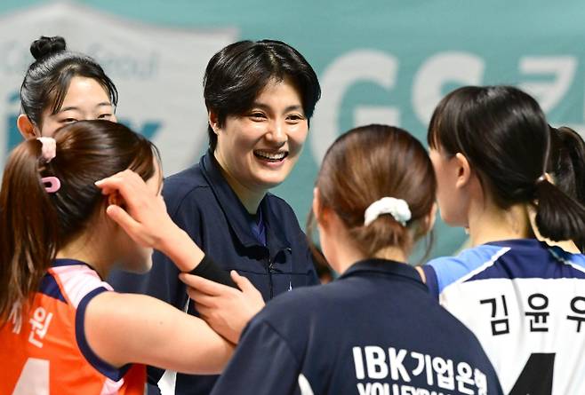 IBK기업은행 창단 멤버이자 프랜차이즈 스타 김희진이 14시즌 정든 팀을 떠나 현대건설로 이적하게 됐다. 한국배구연맹