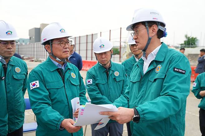 김석필(왼쪽 두번째) 천안시장 권한대행이 천안 역세권 혁신지구 도시재생사업 현장을 방문해 사업진행상황을 점검하고 안전문제를 살폈다.