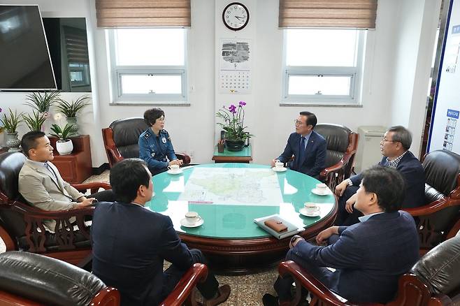김석필 천안시당 권한대행이 천안서북경찰서를 기관 방문하고 김남희 서장과 범죄예방과 시민안전을 위한 협력사안을 논의했다.