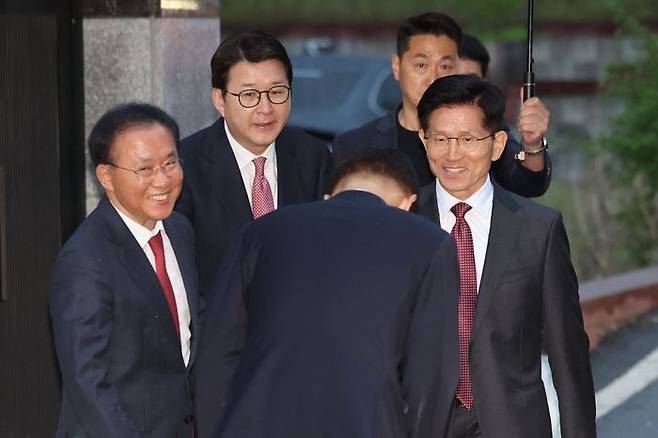 김문수 국민의힘 대선 후보가 24일 박근혜 전 대통령을 예방하기 위해 대구 달성군 유가읍 사저 앞에서 유영하 의원과 인사하고 있다. 뉴시스